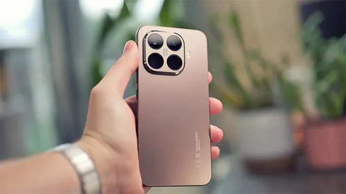 Xiaomi 15T Pro dù có khung viền kim loại cứng cáp nhưng mặt lưng lại là nhựa