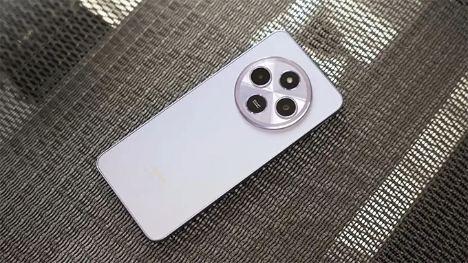 Điều đầu tiên bạn sẽ nhận thấy ở Redmi A4 5G là thiết kế cao cấp của nó