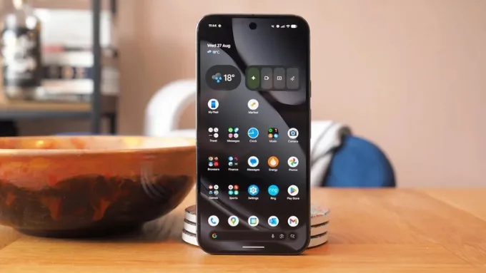 Xiaomi vượt trội về độ sáng và kích thước, phù hợp xem nội dung giải trí, còn Pixel mang lại trải nghiệm mịn màng hơn