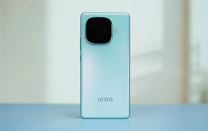 iQOO Z9 Turbo có kích thước 163,7 x 75,9 x 8 mm và nặng 194,9 gra