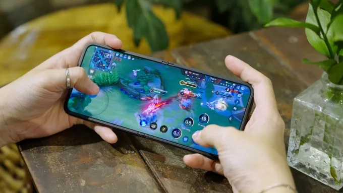 Khác biệt lớn nhất khi so sánh Galaxy Z Flip 7 FE và Galaxy Z Flip 6 nằm ở hiệu năng xử lý