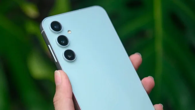 Thiết kế cụm camera đặt dọc trên Galaxy S23 FE