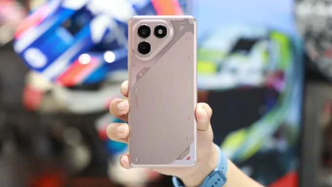 Tecno Pova 7 5G có kích thước dày và nặng hơn