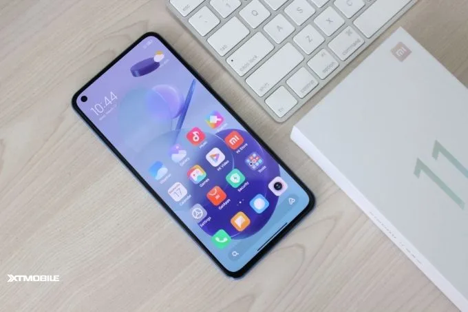 Viền màn hình của Mi 11 Lite không mỏng, nhưng nó lại rất đều