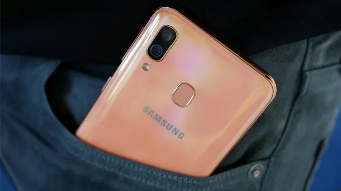 i Samsung A40 được tích hợp hệ thống camera kép ở mặt sau
