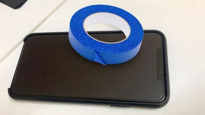 Cách vệ sinh loa iPhone bằng băng dính