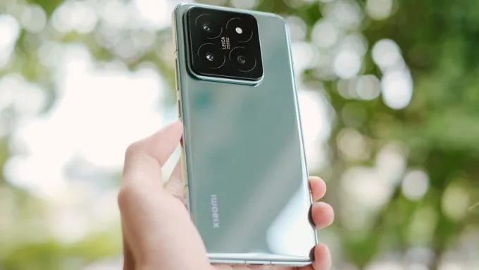 Trên tay là điện thoại Xiaomi 14 Pro