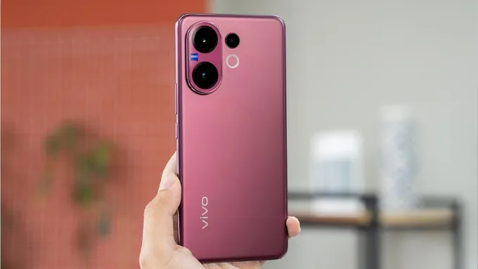 vivo V60 sở hữu kiểu dáng mỏng nhẹ với độ dày 7.5mm và trọng lượng khoảng 192 - 200g tùy phiên bản