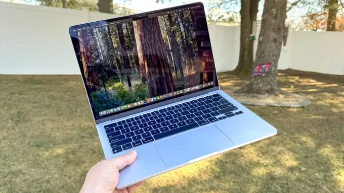 MacBook Air M4 có mức giá cao hơn đáng kể, khởi điểm khoảng 24.9 triệu đồng