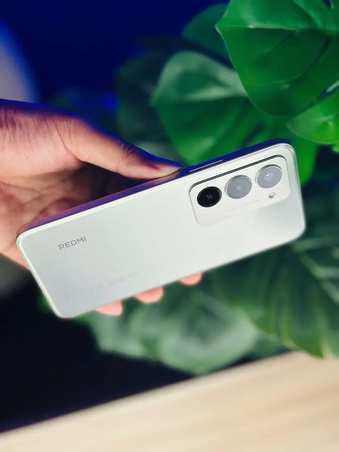 Redmi 15 với sở hữu thiết kế hiện đại, tinh tế với các đường nét được gia công tỉ mỉ