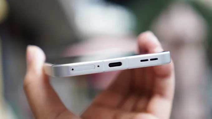 So sánh OPPO Reno 14 vs iPhone 14 về pin và sạc