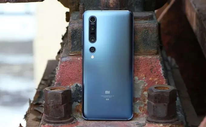 Xiaomi Mi 10 Pro đi kèm với thiết lập bốn camera sắp dọc phía sau với cảm biến chính 108MP