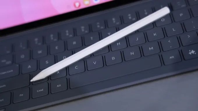 Khi so sánh Galaxy Tab S11 Ultra và Galaxy Tab S11, có thể thấy hai máy đều đi kèm S Pen thế hệ mới nhất