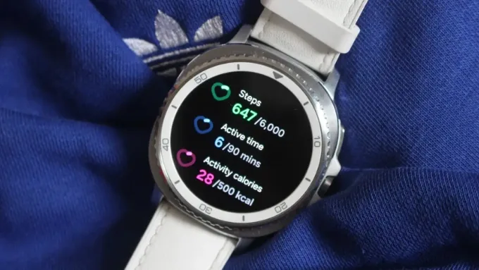 So sánh Samsung Galaxy Watch 8 Classic vs Huawei Watch 5 ở khía cạnh kết nối cho thấy Samsung chiếm ưu thế hơn