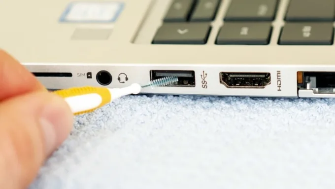 Vệ sinh cổng kết nối USB