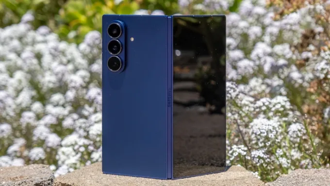Galaxy Z Fold 7 tiếp tục tinh chỉnh dạng gập sách với độ dày chỉ 4.2mm khi mở ra, trọng lượng 215g