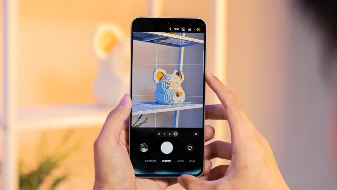 Ở phía Samsung, Galaxy S25 FE theo đuổi cấu hình camera đa dụng hơn