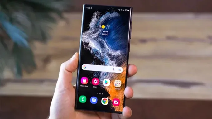 Dán cường lực để giữ màn hình Galaxy S22 Ultra luôn ở trạng thái tốt nhất