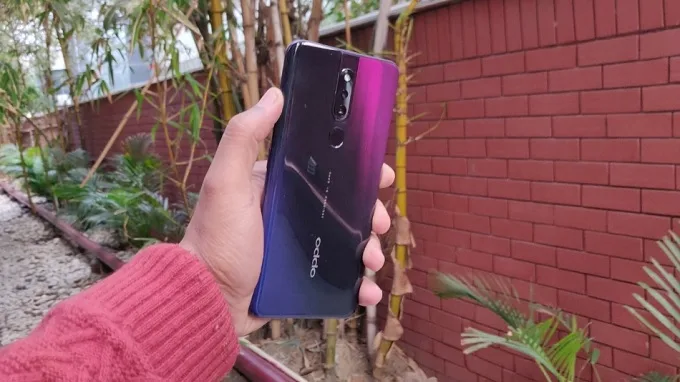 Mặt lưng Oppo F11 Pro khá bắt mắt