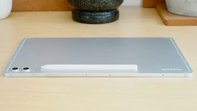 Galaxy Tab S10 Plus gây ấn tượng với thân máy mỏng chỉ 5.6mm và trọng lượng khoảng 571g