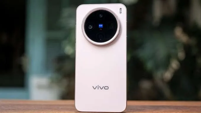 Vivo X200 Pro Mini là điện thoại màu hồng thanh lịch
