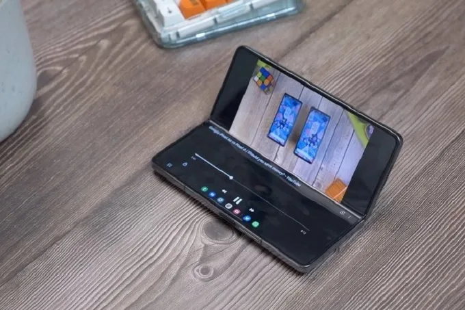 Galaxy Z Fold 4 còn được trang bị một thanh tác vụ mới cực tiện lợi