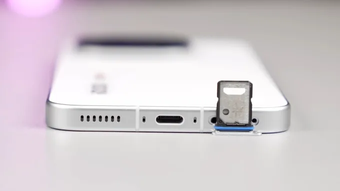 Viên pin của Vivo iQOO 15 có dung lượng lớn 7.000mAh, cho phép thời gian sử dụng dài từ 1.5 - 2 ngày