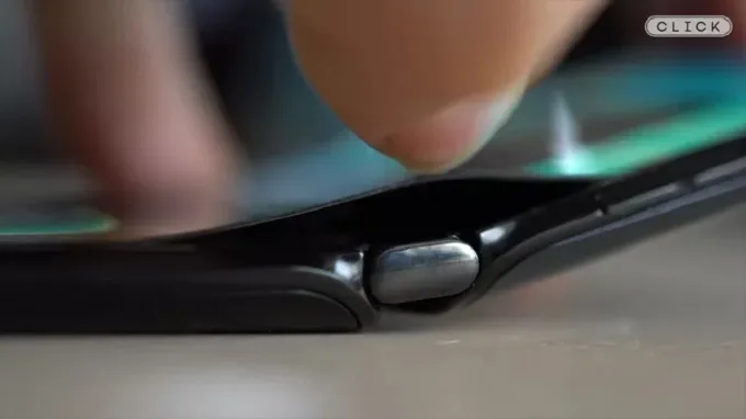 Màn hình hở của Motorola RAZR