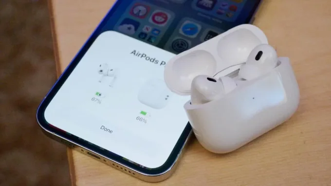 Đặt AirPods gần iPhone, iPad