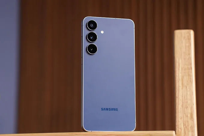 Galaxy S25 FE gây ấn tượng với thiết kế mỏng nhẹ dù sở hữu màn hình lớn