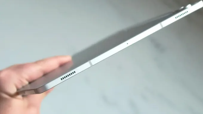 Galaxy Tab S10 Plus tích hợp 4 loa AKG hỗ trợ Dolby Atmos, tạo hiệu ứng âm thanh đa chiều và công suất lớn