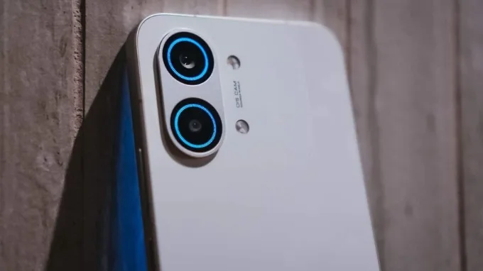 POCO X8 Pro Max lại chọn hướng đi tối giản hơn về số lượng ống kính