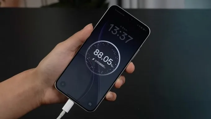OPPO Reno15 F sở hữu viên pin 7.000 mAh