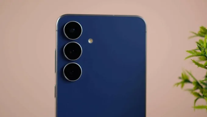 Galaxy S25 FE sở hữu cụm 3 camera