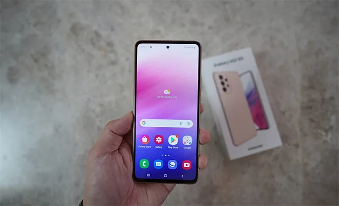 Galaxy A53 và Pixel 6a đều sử dụng thiết kế nốt ruồi