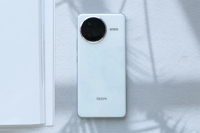 Trên tay Poco F7 Ultra và Redmi K80 Pro cho thấy cả hai không có nhiều khác biệt