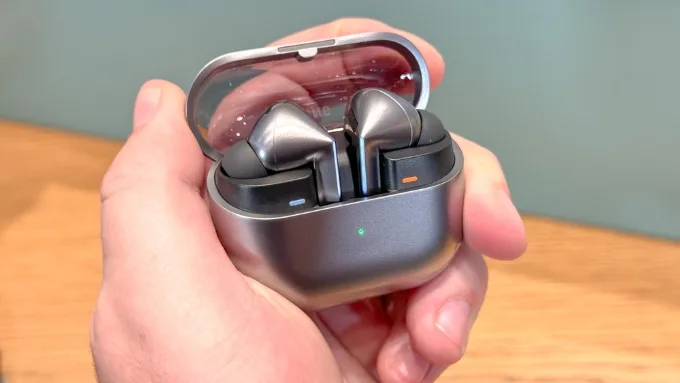 Galaxy Buds3 sở hữu thiết kế mở tương tự AirPods nhưng vẫn tích hợp ANC cơ bản