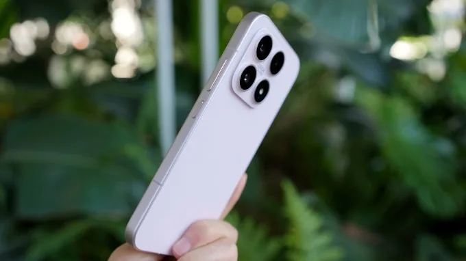 So với iPhone 17, tân binh của Xiaomi nhẹ hơn và dễ sử dụng bằng một tay hơn