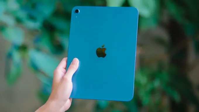 iPad Gen 11 tiếp tục duy trì phong cách thiết kế quen thuộc của Apple với khung nhôm nguyên khối