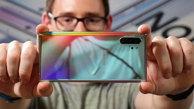 Galaxy Note 10 Aura Glow nổi bật nhưng không diêm dúa