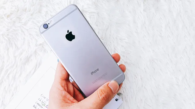 iPhone 6 cũ màu xám chiếc điện thoại nhỏ gọn, ít trầy xước