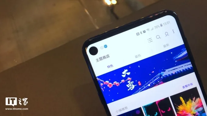 Bên góc trái màn hình được khoét 1 lỗ nhỏ chứa camera selfie khá giống nốt ruồi