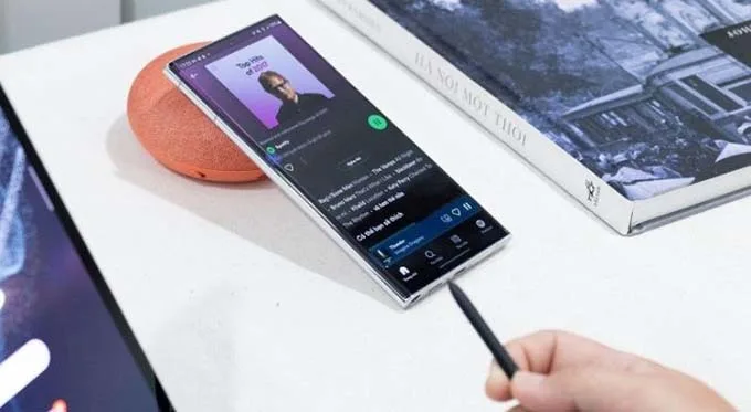 Điều khiển nhạc và phương tiện khác trên Galaxy S23 bằng bút S Pen