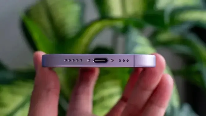 Tốc độ sạc tổng thể trên iPhone 17 vẫn chậm hơn đáng kể so với OnePlus 15R