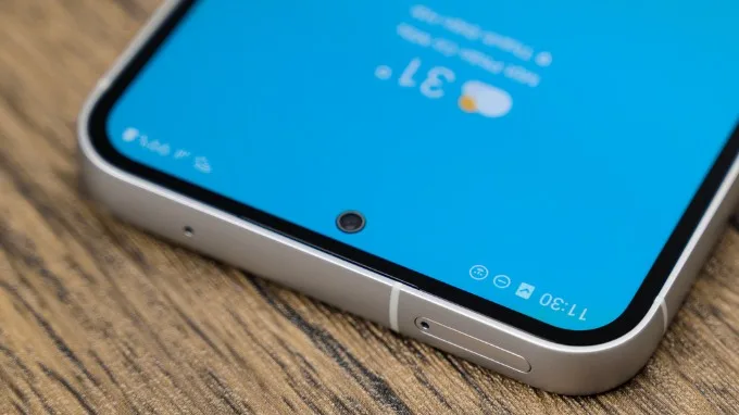 Thiết kế nốt ruồi trên Galaxy S23 FE