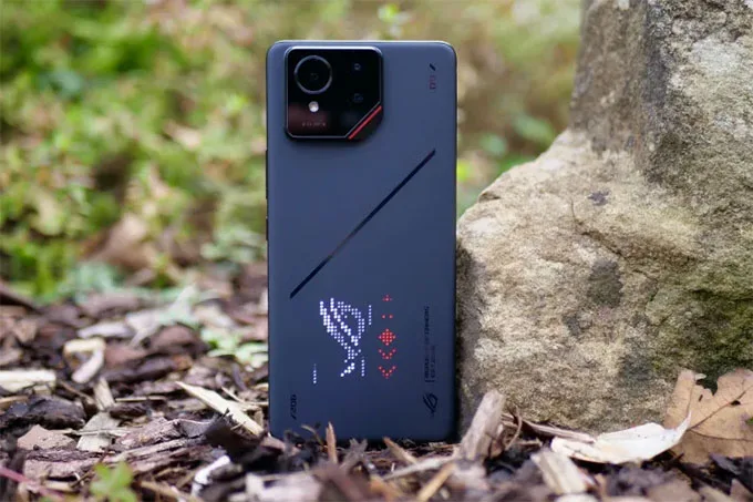 ROG Phone 9 Pro sở hữu thiết kế bóng bẩy nhưng mạnh mẽ