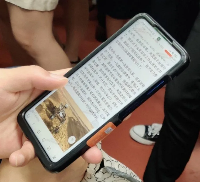 Hình ảnh thực tế Redmi Note 10 xuất hiện trên tàu điện ngầm ở Trung Quốc