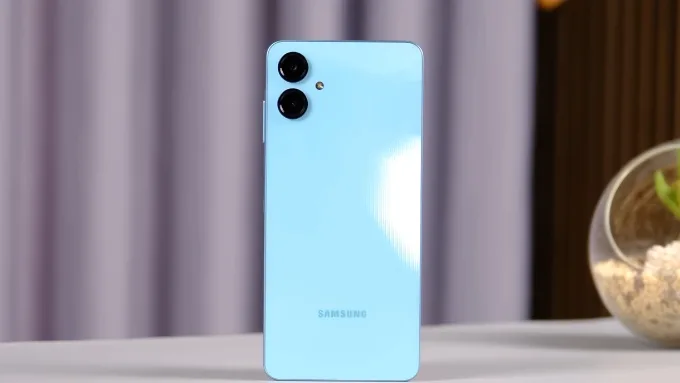 Samsung Galaxy A06 mang lại cảm giác cầm nhẹ tay, dễ sử dụng trong thời gian dài