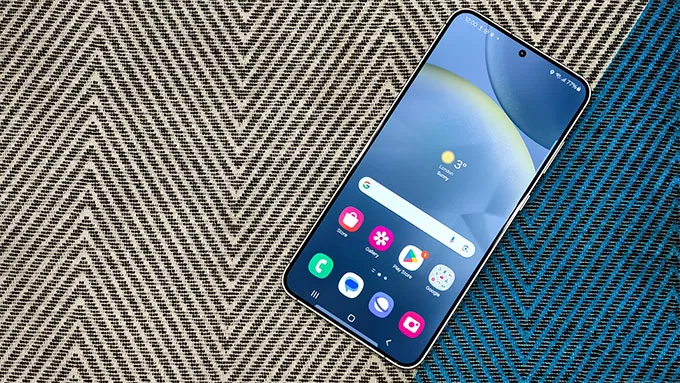 Màn hình Galaxy S24 hiển thị rực rỡ dưới mọi ánh sáng