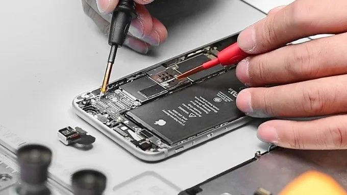 Mang iPhone đến cửa hàng sửa chữa uy tín